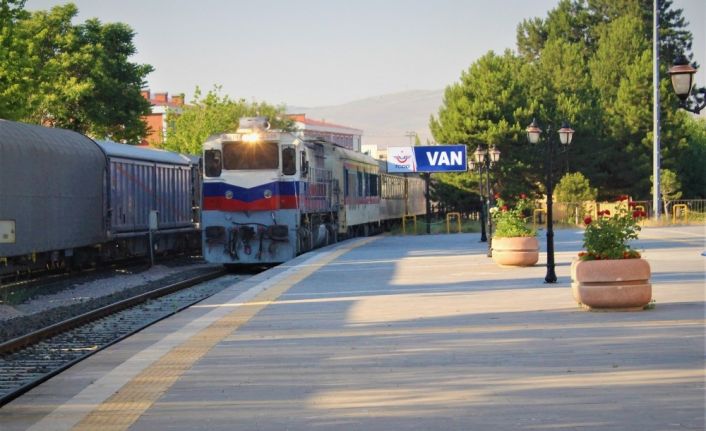 Tahran-Van tren seferlerinin başlama sevinci