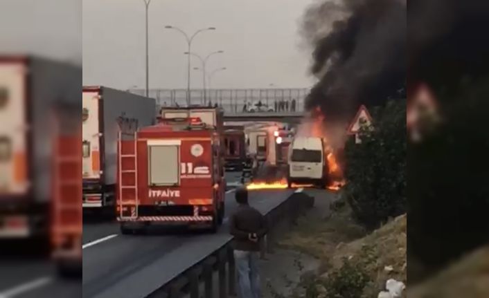 TEM’de alev alev yanan minibüs kullanılmaz hale geldi