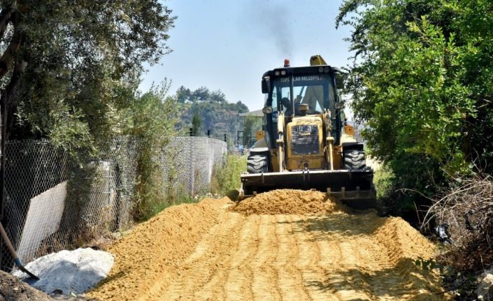 Toroslar’da yol çalışmaları aralıksız sürüyor