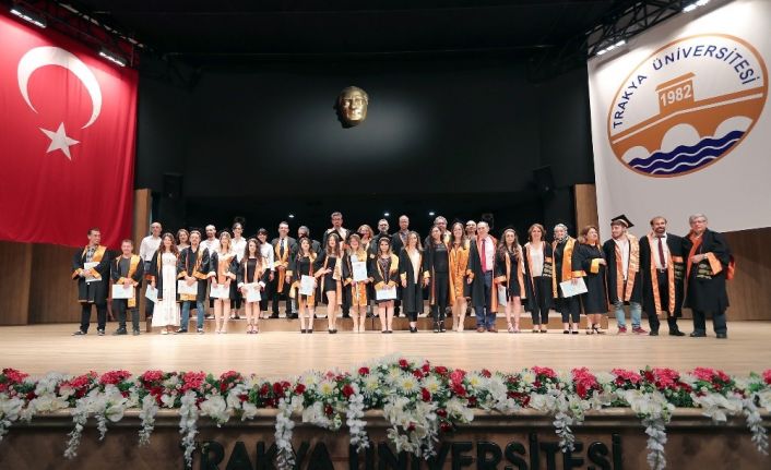 Trakya Üniversitesi Fen Fakültesinde mezuniyet heyecanı