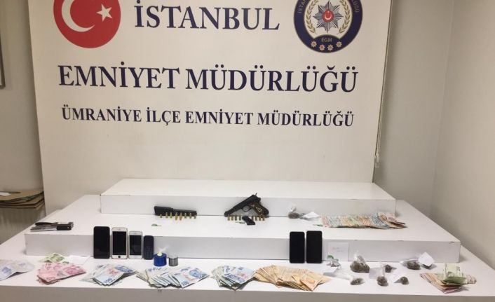 Ümraniye’de uyuşturucu satıcıları polis tarafından yakalandı