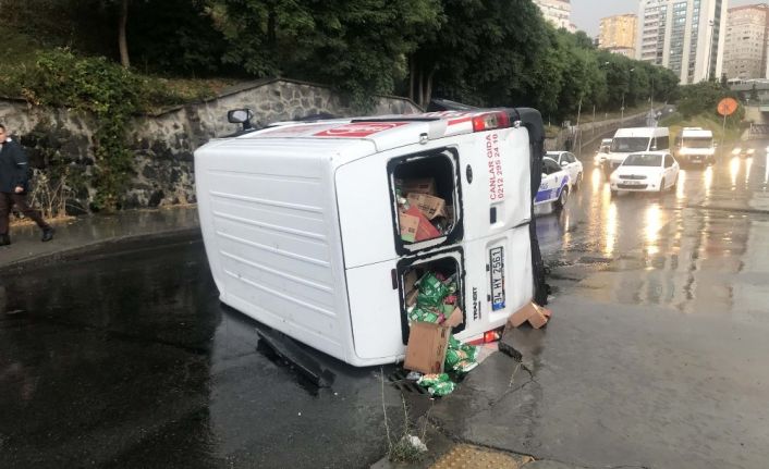 Yağış nedeniyle kayganlaşan yolda kontrolden çıkan minibüs devrildi