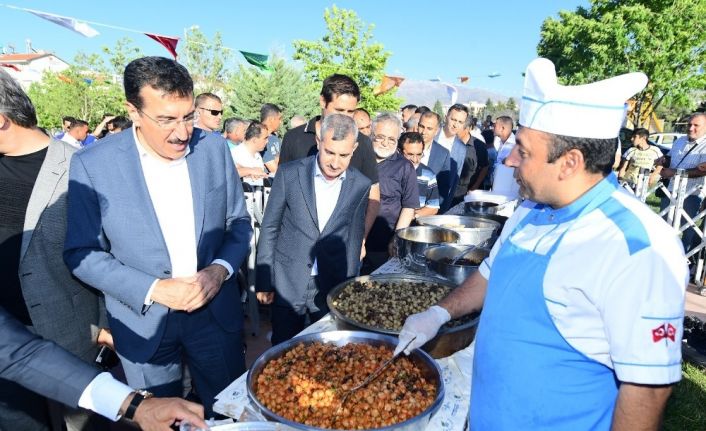 Yeşilyurt’un ünlü yemekleri Kiraz Festivalinde beğeniye sunuldu