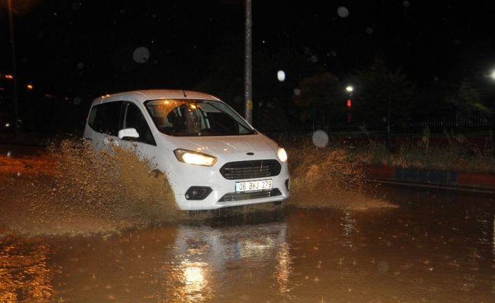 Zonguldak’ta yollar sular altında kaldı