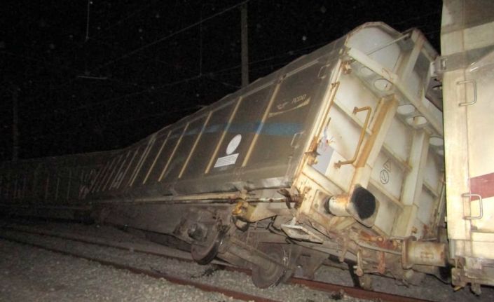 Askeri mühimmat taşıyan tren raydan çıktı