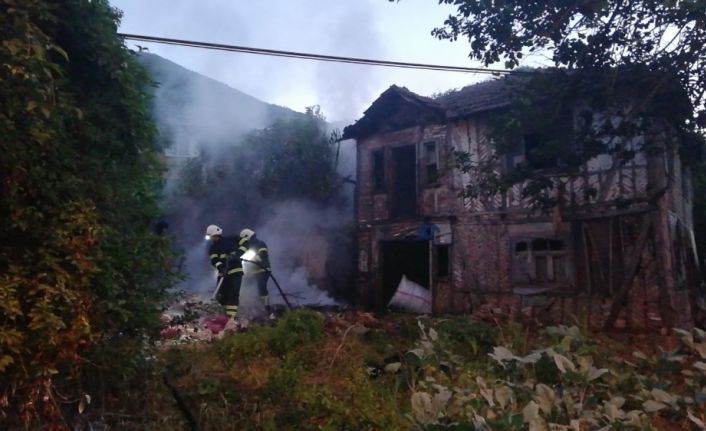 Bahçede yakılan çöp ahşap binayı küle çeviriyordu