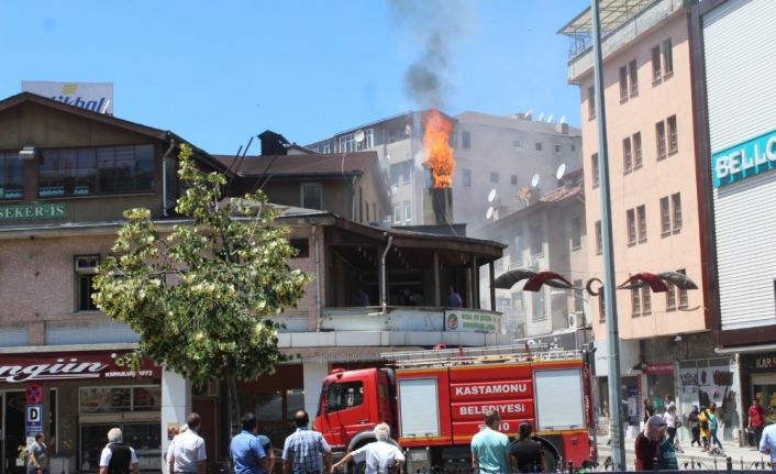 Belediye Caddesinde iş yerinin bacası tutuştu