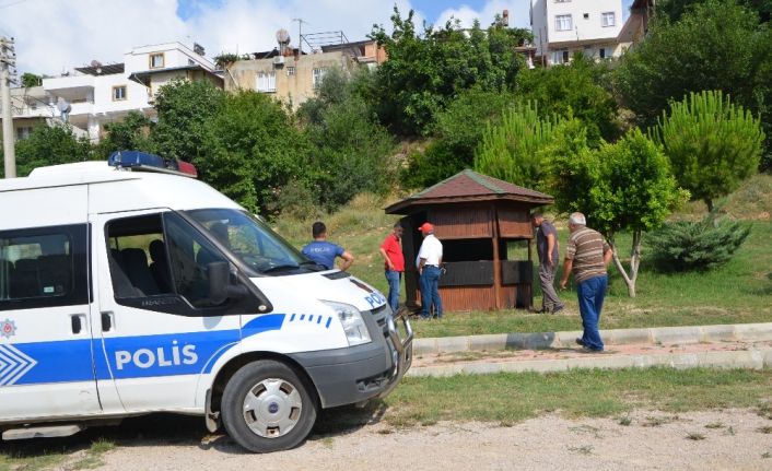 Belediyeye ait parktaki bekçi kulübesini kundakladılar