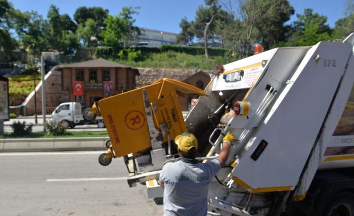 Çöp konteynırları yıkanarak dezenfekte ediliyor