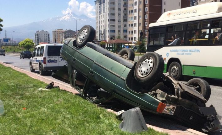 Direksiyon hakimiyeti kaybolan otomobil ters döndü