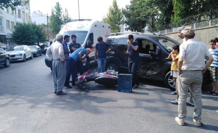 Hafif ticari araç ile motosiklet çarpıştı: 2 yaralı