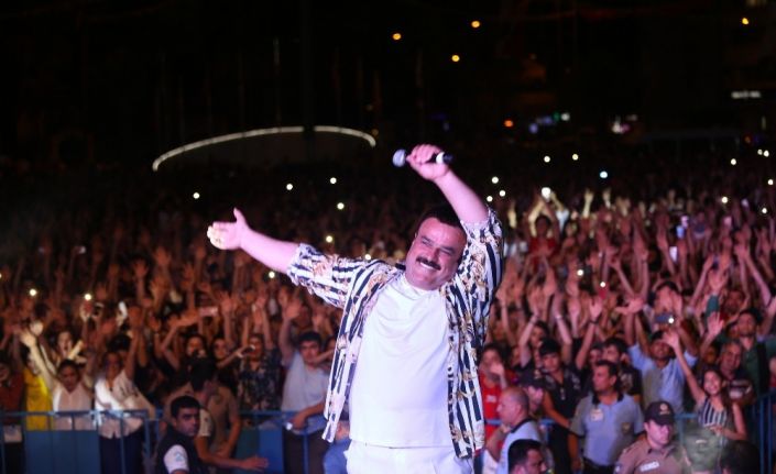 Hatay’ın İskenderun ilçesinde vatandaşlar kurtuluş günü konserinde coştular