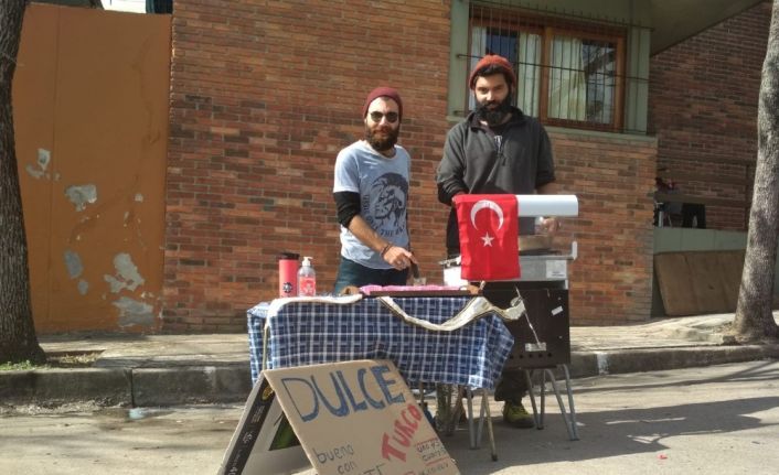 Hayallerinin peşine düşen gençler, un helvası satarak dünyayı geziyor