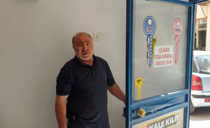 Kapısını kapatmayanlara sinirlenip otomatik kapı yaptı