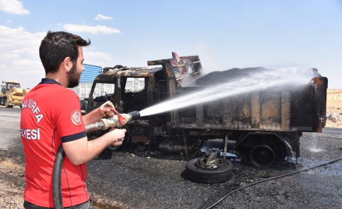 Karayollarına ait kamyon yanarak kül oldu