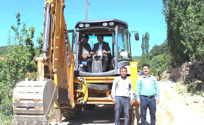 Kaymakam Okatan, iş makinesiyle yol yapım çalışmasına katıldı