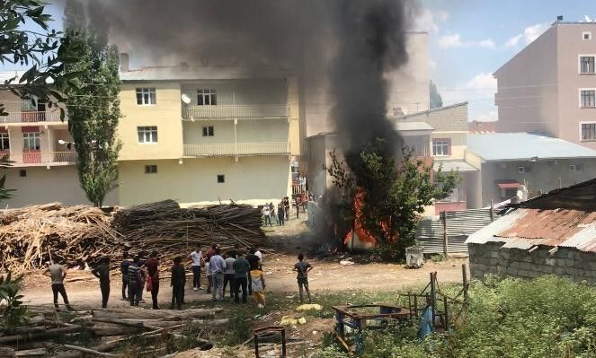 Kereste atölyesinin yanındaki evde çıkan yangın korkuttu