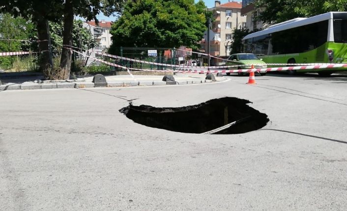 Kocaeli’de aniden çöken yolda derin çukur oluştu