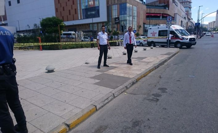 Maltepe’de eski eşiyle tartışan şahıs kafasına silah dayadı!