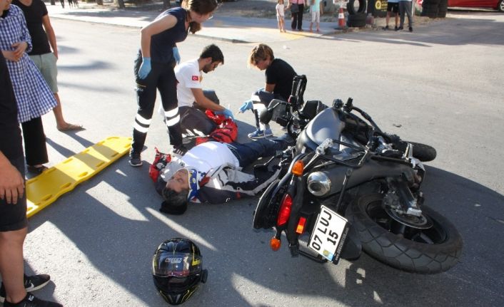 Motosiklet sürücüsü kask sayesinde hayata tutundu