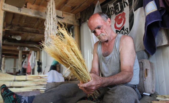 (Özel) 52 yıldır süpürge yapıyor