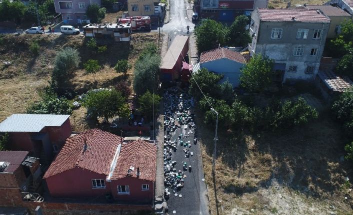 Park halindeyken freni patlayan tır evin duvarına çaptı: 1 yaralı