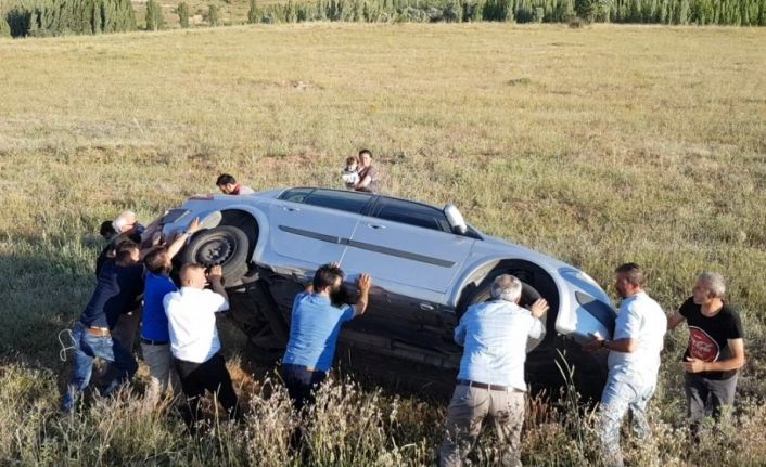 Tarlaya uçup yan yatan otomobil imece usulü düzeltildi