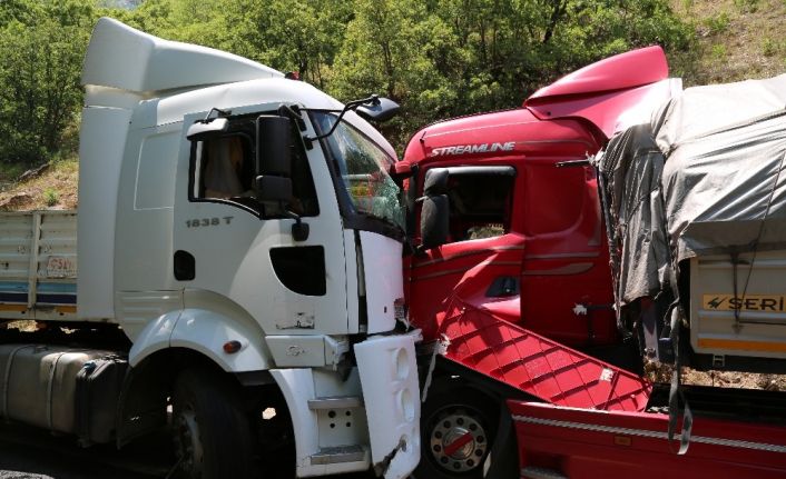 Tunceli’de tırlar kafa kafaya çarpıştı: 7 yaralı