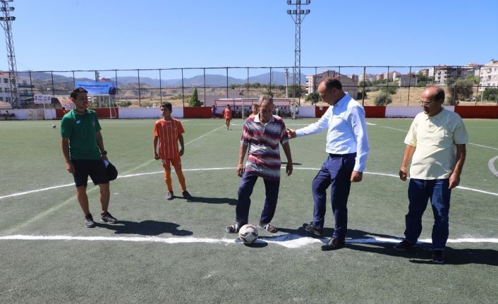 Turnuvanın başlama vuruşunu Başkan Akın yaptı