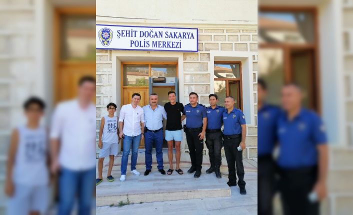 Ünlü futbolcu Mesut Özil’den Alaçatı’da polis merkezine ziyaret