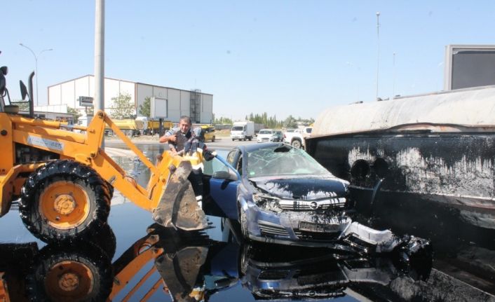 Zift tankeri yola devrildi, yaralılar kepçeyle kurtarıldı