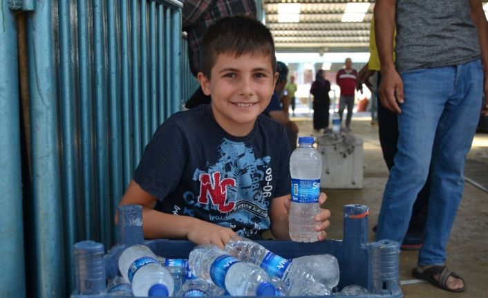 11 yaşındaki çocuk hayvan pazarında su satarak bayramlıklarına alacak