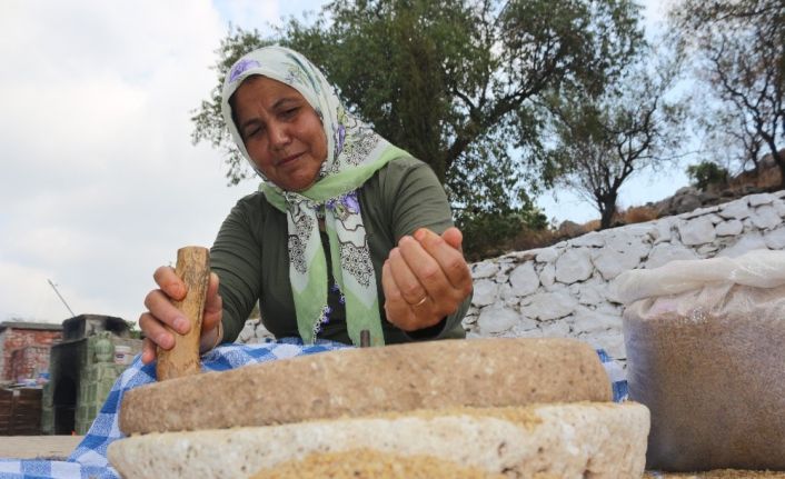 150 yıllık taş değirmenden bulgur yapıyor