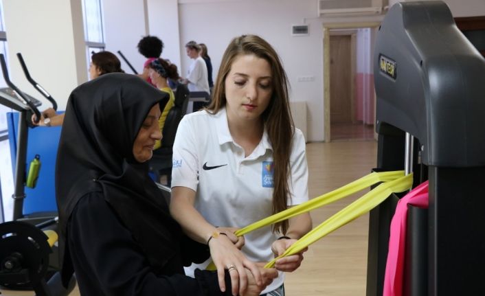 35 senedir felçli olan kolunu sporla çalıştırdı