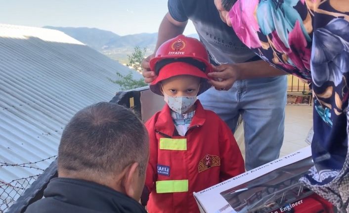 3 yaşındaki  lösemi hastası Ahmet’in itfaiyecilik hayali gerçek oldu