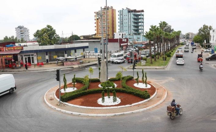 Adana’nın dört bir yanında peyzaj düzenleme çalışmaları sürüyor