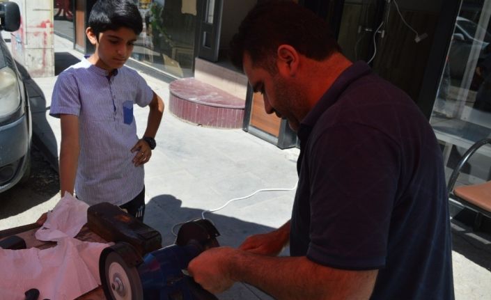 Ağrı’da bıçak bileme noktalarında bayram yoğunluğu