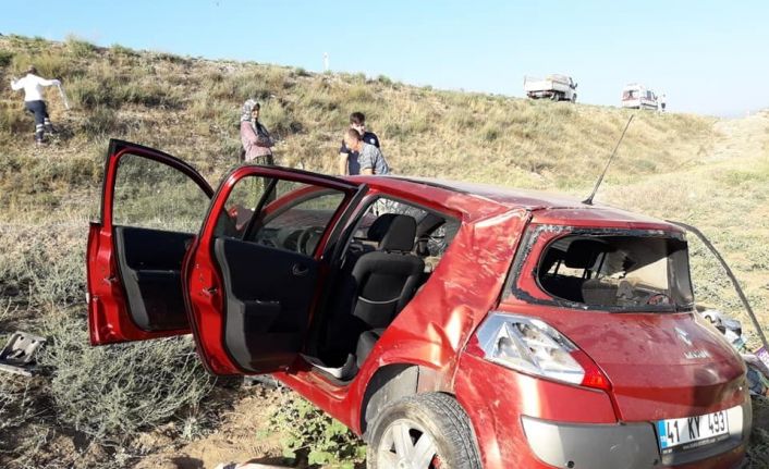Ankara’da otomobil tarlaya uçtu: 2 yaralı