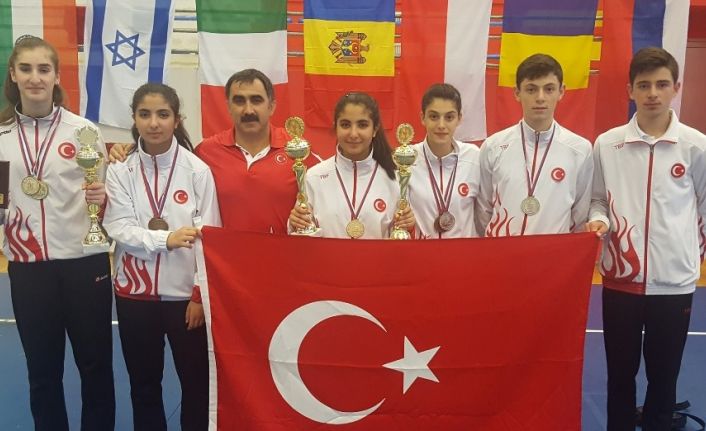 Badmintoncular Bulgaristan’dan madalyayla döndü