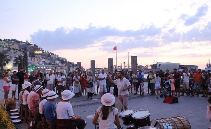 Balıkesirli ortaokul öğrencilerinden Kuşadası sokaklarında ritim rüzgarı