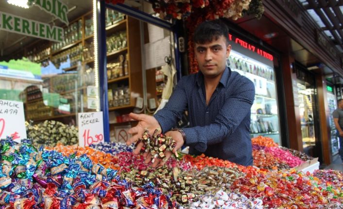 Bayram şekerleri tezgahları süslüyor