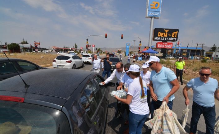 Bayram tatili dönüşü Sandıklı’dan geçenlere yöresel ikramlar