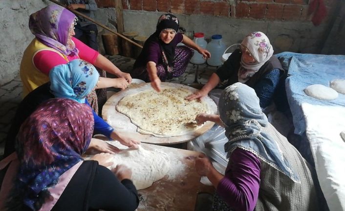 Bayramda köylü kadınlar bu lezzet için bir araya geliyor