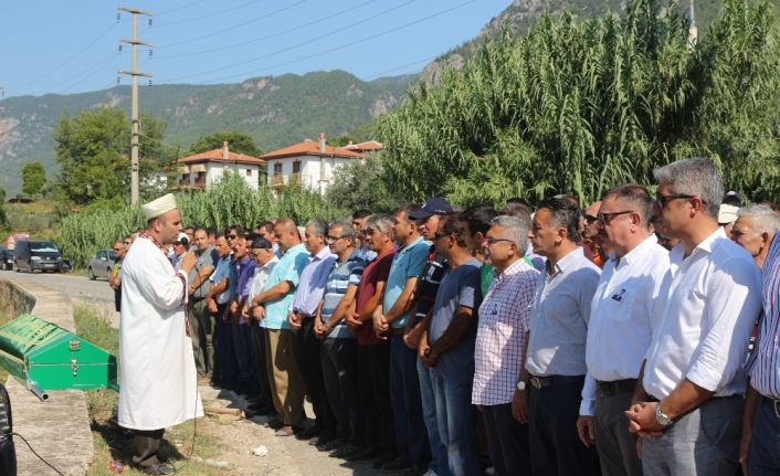 Belediye çalışanını son yolculuğuna binlerce kişi uğurladı