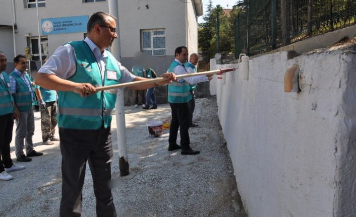 Bilecik’te yükümlüler yaz tatilinde okulları boyuyor