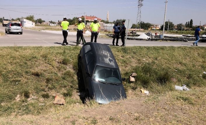 Boş sulama kanalına düşen otomobil korkuttu