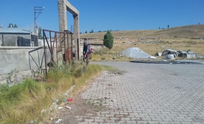 Çaldıran’da bayram öncesi mezarlık temizliği