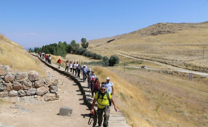 Doğaseverler Van Gölü için dağ dağ tırmanıyor