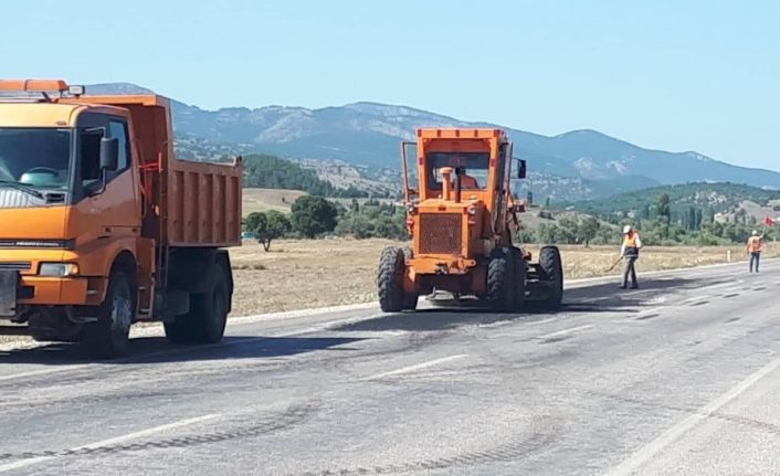 Emet’te yollara asfalt yama çalışması