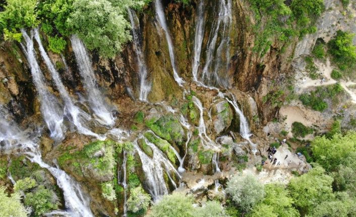 Erzincan’da tatilciler serinlemek için şelalelere akın etti